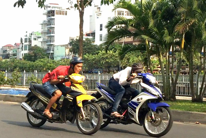 Hai thanh niên so kè tốc độ trên đường Trường Sa (Q.Phú Nhuận, TP.HCM) - Ảnh: Ngọc Khải