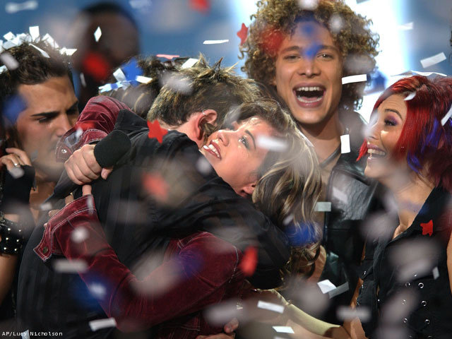 Giây phút đăng quang của Kelly Clarkson - một cô gái tỉnh lẻ ước mơ vươn tới một ngôi sao - Ảnh: AP