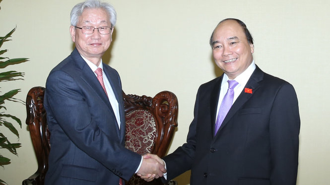Phó thủ tướng Nguyễn Xuân Phúc (phải) tiếp Đại sứ Hàn Quốc đến chào kết thúc nhiệm kỳ - Ảnh: Lê Sơn