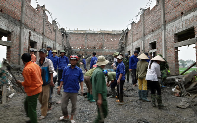 Hiện trường vụ sập mái nhà văn hóa thôn Hà Phương khi đang được đổ bê tông - Ảnh: Tiến Lã