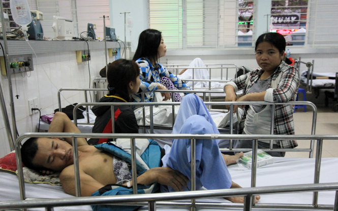 Các nạn nhân đang được cấp cứu tại bệnh viện Việt Tiệp Hải Phòng sau sự cố sập mái nhà văn hóa - Ảnh: Tiến Thắng