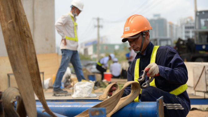 Các công nhân đang khẩn trương thi công tuyến metro Bến Thành - Suối Tiên - Ảnh: Hữu Khoa