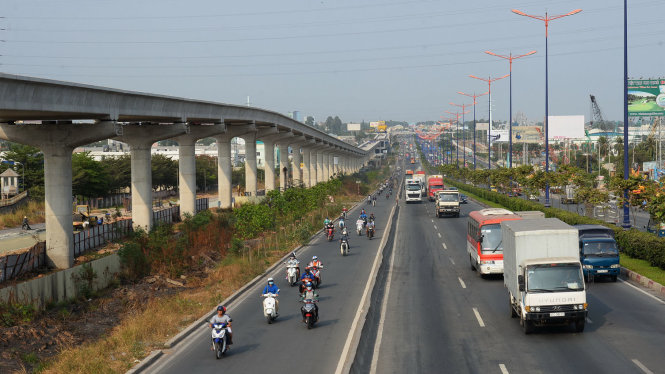 Tuyến metro số 1 Bến Thành - Suối Tiên song song trên Xa lộ Hà Nội - Ảnh: Hữu Khoa