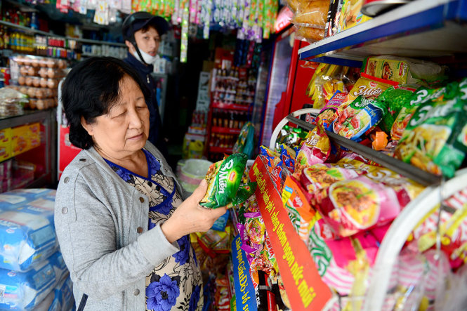 Chọn mua mì ăn liền 3 Miền tại một cửa hàng tạp hóa ở TP.HCM - Ảnh: Quang Định