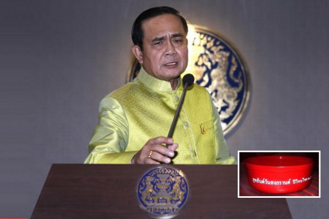 Thủ tướng Thái Lan Prayut Chan-o-cha chỉ thị cảnh sát điều tra việc tung ra chiếc chén (góc phải) có in thông điệp từ cựu thủ tướng Thaksin Shinawatra - Ảnh:Bangkok Post