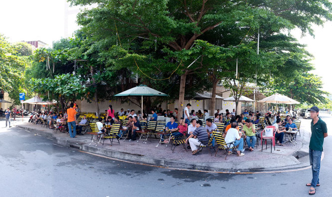 Quán cà phê lấn chiếm vỉa hè trên đường Trường Sa, Q.Bình Thạnh, TP.HCM - Ảnh: Châu Anh