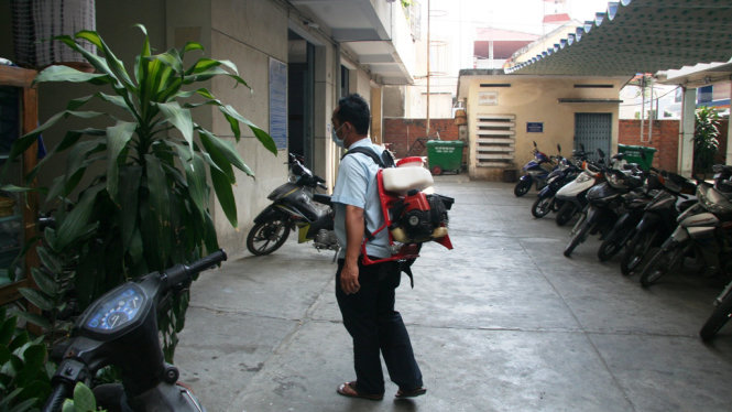 Phun thuốc diệt muỗi, phòng dịch zika tai TP Nha Trang chiều 5-4 - Ảnh: Phan Sông Ngân
