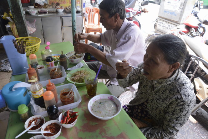 Ông Nguyễn Ngọc Lanh, quê Bình Thuận, đang điều trị bệnh u tủy, thường ra ngoài ăn do cảm thấy vừa miệng hơn - Ảnh: Duyên Phan