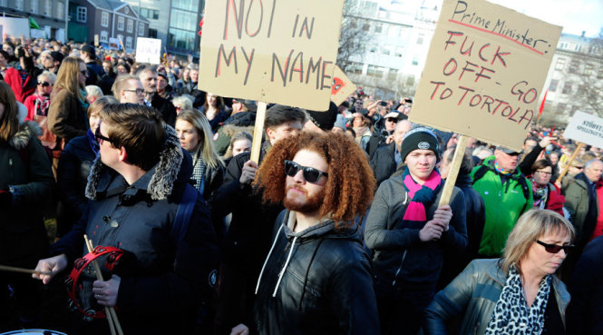 Người dân biểu tình ở thủ đô Iceland - Nguồn: Youtube