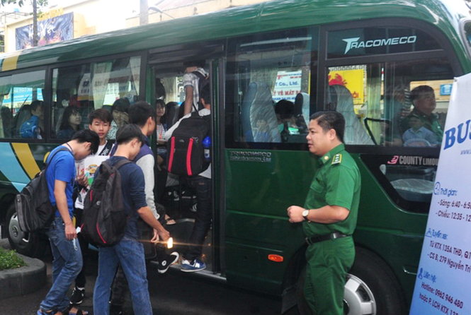 Chuyến xe buýt đầu tiên phục vụ riêng sinh viên ĐH Kinh tế TP.HCM đã xuất bến ngày 4-4 - Ảnh: Q.Ng.