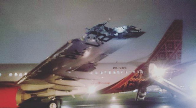 Cánh máy bay Batik Air cháy và hư hỏng nặng sau cú va chạm - Ảnh: FB/RT