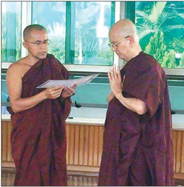 Cựu tổng thống Myanmar Thein Sein trong trang phục nhà sư - Ảnh: Tài khoản Twitter của Jonah Fisher