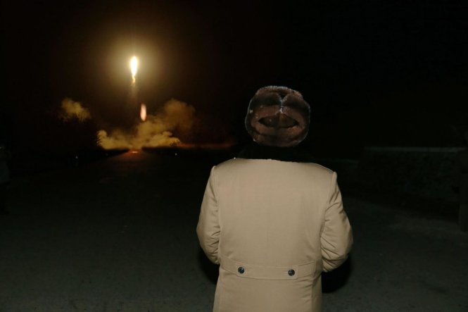 Lãnh đạo Triều Tiên Kim Jong Un thị sát một vụ bắn tên lửa đạn đạo tại một địa điểm không xác định - Ảnh: EPA