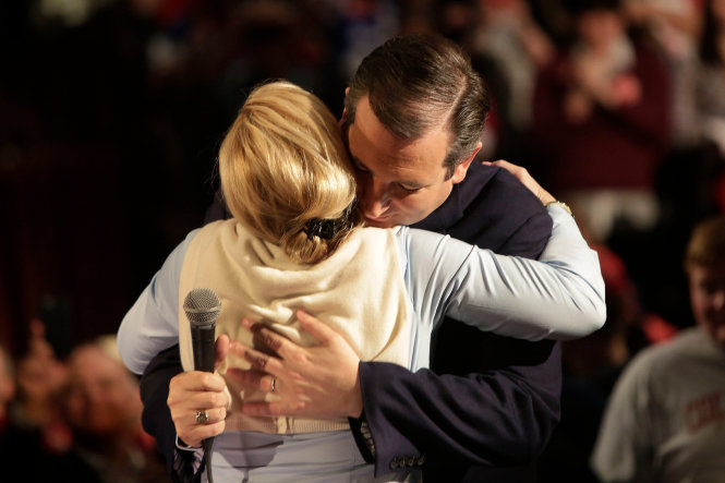 Ông Ted Cruz và vợ sau cuộc phỏng vấn với Fox News tại Madison, bang Wisconsin - Ảnh: NYT