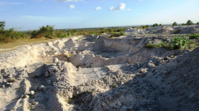Hiện trường khai thác cát trái phép tại một khu vực ở xã Hàm Chính - Ảnh: TH.TRÍ