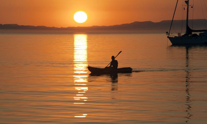 Chèo thuyền kayak ở biển Cortez. Ảnh: Shutterstock.