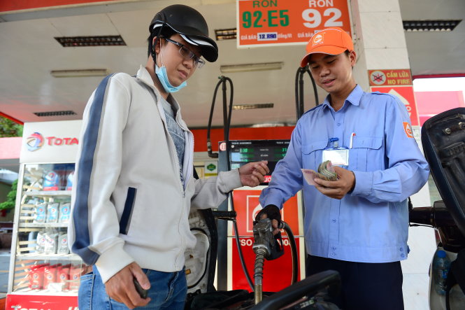 Anh Nguyễn Việt Đức (Q.Bình Thạnh, TP.HCM) chọn đổ xăng E5 vì có giá thấp hơn các loại xăng khác - 
Ảnh: Quang Định