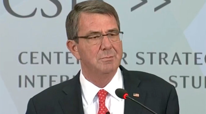 Bộ trưởng Bộ quốc phòng Mỹ Ash Carter phát biểu tại CISIS ngày 5-4 - Ảnh: SPAN