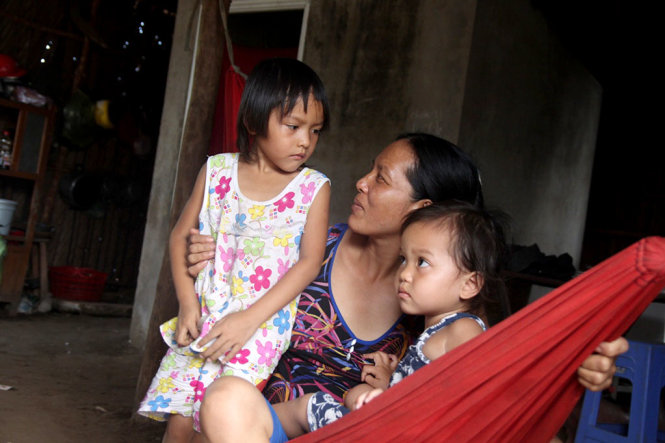 Chị Lê Thị Dung (35 tuổi, ngụ xã Thừa Đức, huyện Bình Đại, tỉnh Bến Tre) không còn ai thuê làm mướn bởi hạn mặn xâm nhập, ai cũng khó khăn - Ảnh: Mậu Trường