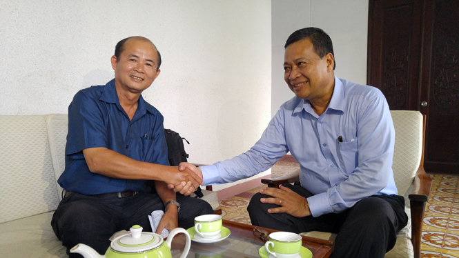 Ông Nguyễn Thanh Cẩn (trái), giám đốc Sở Nông nghiệp tỉnh Tiền Giang và ông Lê Văn Hoàng, giám đốc Sở Nông nghiệp tỉnh Long An gặp nhau chiều 6-4.