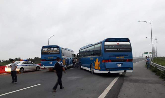 Hai xe khách loại 45 chỗ bất ngờ chắn ngang đường cao tốc Hà Nội - Hải Phòng sau khi đi qua trạm thu phí được khoảng 300m - Ảnh: Facebook