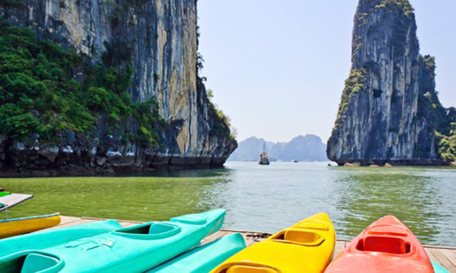 Vịnh Hạ long được xem là nơi chèo thuyền kayak tuyệt nhất Việt Nam. Ảnh: shutterstock.