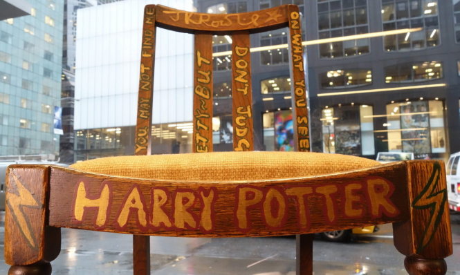 Chiếc ghế nhà văn J.K. Rowling ngồi trong thời gian viết hai tập đầu của bộ sách Harry Potter có giá bán 394.000 USD (khoảng 8,7 tỉ đồng) Ảnh: AFP