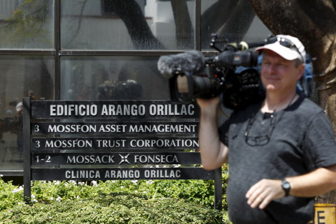 Giới truyền thông vây bám trụ sở Công ty luật Mossack Fonseca ở thủ đô Panama City ngày 5-4 - Ảnh: Reuters