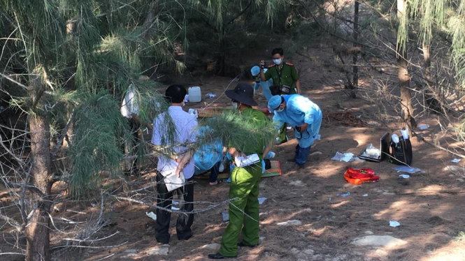 Công an đang khám nghiệm hiện trường nơi bé N. bị chôn xác - Ảnh: Nguyễn Nam