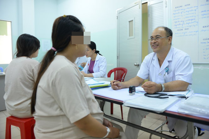 Bác sĩ Bệnh viện Hùng Vương, TP.HCM tư vấn cho sản phụ bị bệnh tiểu đường - Ảnh: Hữu Khoa