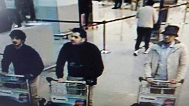 Cảnh sát vẫn đang truy tìm nghi can thứ ba (bìa phải) có mặt tại sân bay Brussels - Ảnh: Reuters