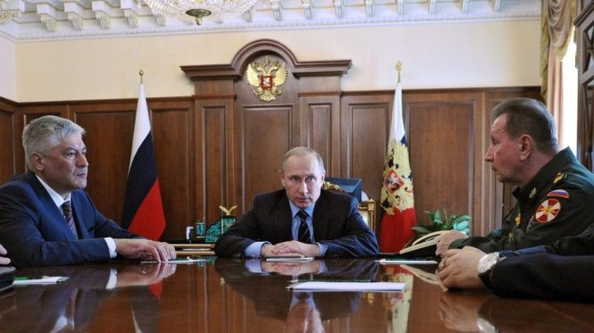 Tổng thống Nga Putin (giữa) tuyên bố thành lập đội Vệ binh quốc gia với người điều hành lực lượng này là ông Viktor Zolotov (phải) - Ảnh: AFP