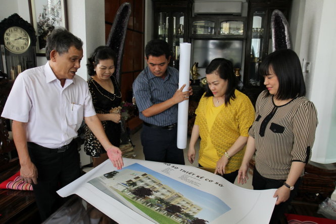 Ông Phạm Văn Bên và gia đình trao đổi về dự án ký túc xá cho sinh viên nghèo vào tháng 4-2015 - Ảnh: V.TR