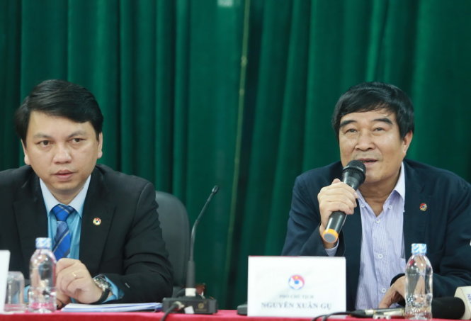 Ông Xuân Gụ (phải) trao đổi với giới truyền thông. Ảnh: Nam Khánh