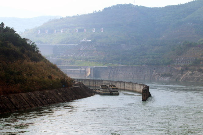 Nước từ cửa xả của đập thủy điện Cảnh Hồng đang chảy xuống hạ lưu sông Mekong, phía Trung Quốc gọi là sông Lan Thương (ảnh chụp chiều 6-4) - Ảnh: Nguyễn Khánh