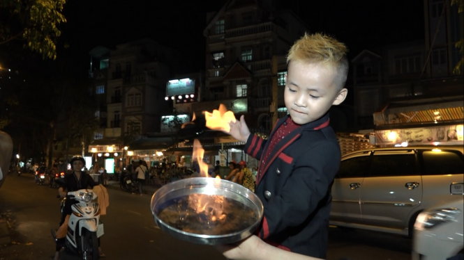 Cậu bé Nguyễn Tấn Thành năm tuổi biểu diễn tiết mục dùng lửa biến ra thỏ khá tự tin - Ảnh: Chế Thân
