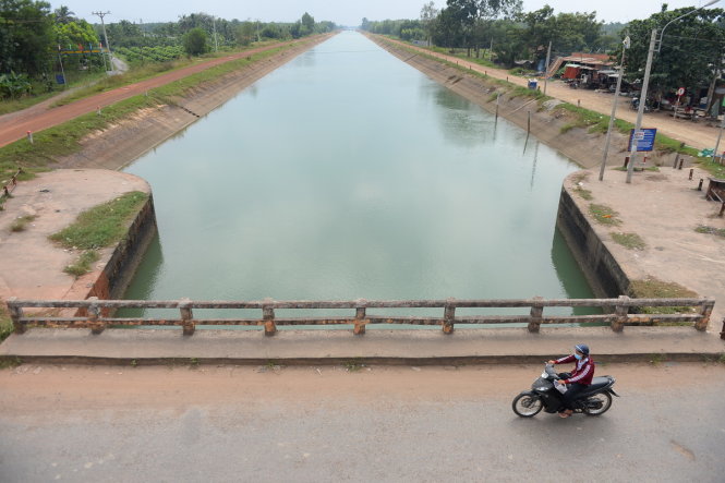 Nước từ hồ Dầu Tiếng xả về cống điều tiết nước kênh Đông, huyện Dương Minh Châu, tỉnh Tây Ninh - Ảnh: Hữu Khoa