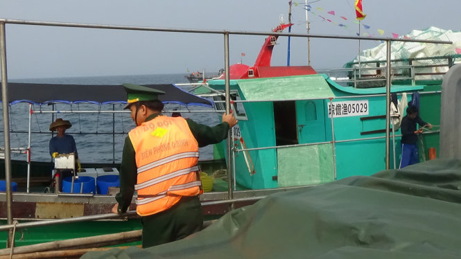 BĐBP Quảng Bình kiểm tra tàu cá của Trung Quốc vi phạm lãnh hải VN - Ảnh: Lam Giang