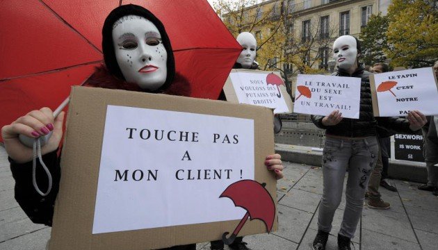 Gái mại dâm ở Pháp xuống đường yêu cầu không được đụng đến khách hàng của họ - Ảnh: AFP