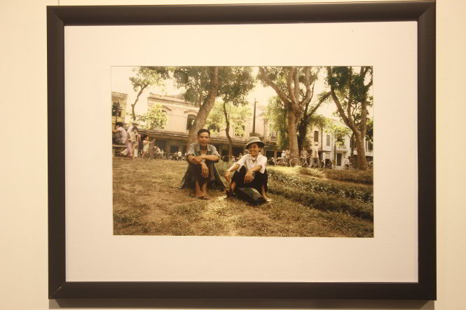 Cặp vợ chồng ngồi nghỉ bên hồ Hoàn Kiếm một ngày chủ nhật năm 1983