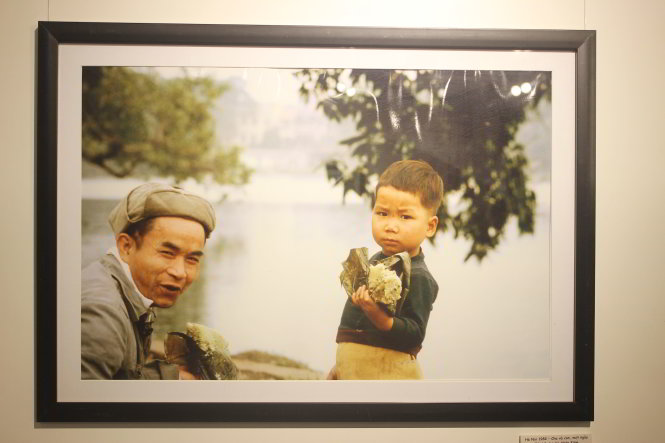 Hai cha con trong ngày Tết năm 1982 bên hồ Hoàn Kiếm