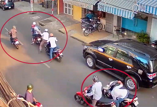Hình ảnh nhóm dàn cảnh va chạm xe để trộm tài sản tại đường Bàn Cờ, Q.3 (TP.HCM) được camera ghi lại - Ảnh cắt từ clip do người dân cung cấp