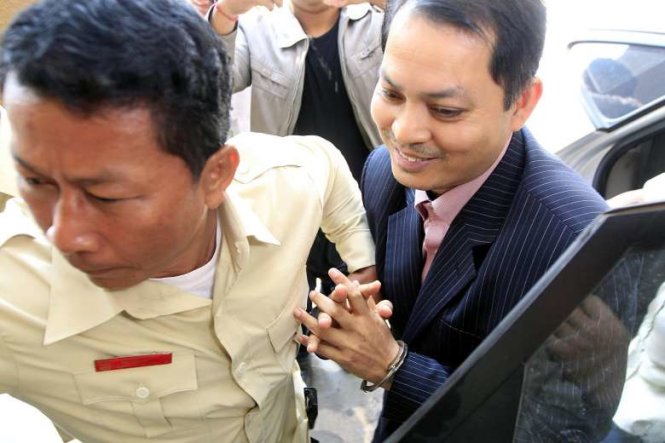 Đại sứ Campuchia tại Hàn Quốc Suth Dina (phải) dự phiên tòa tại Phnom Penh Ảnh: EPA