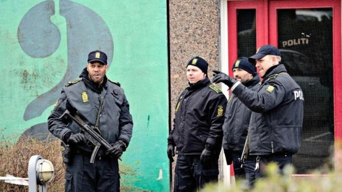 Cảnh sát Đan Mạch sau khi lùng soát một căn hộ ở Ishoej, Đan Mạch ngày 7-4 - Ảnh: Foxnews