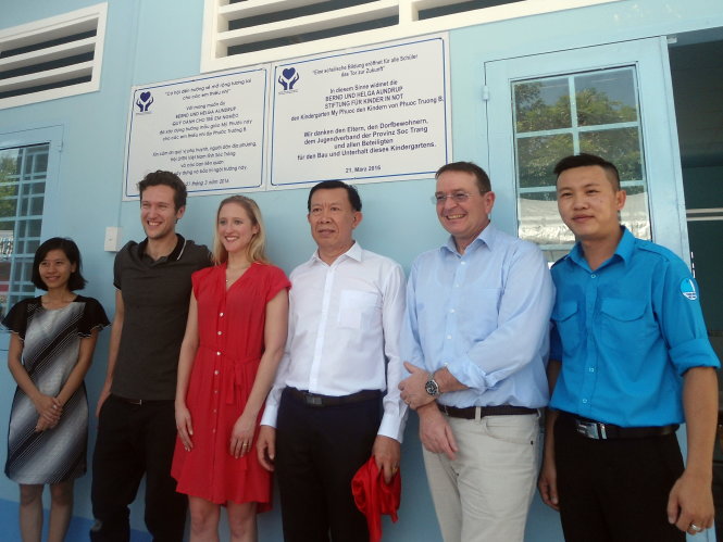Anh Nguyễn Thành Duy (bìa phải) và đại diện Quỹ tài trợ Schmitz tại lễ khánh thành Trường mầm non Mỹ Phước, huyện Châu Thành - Ảnh: N.V.