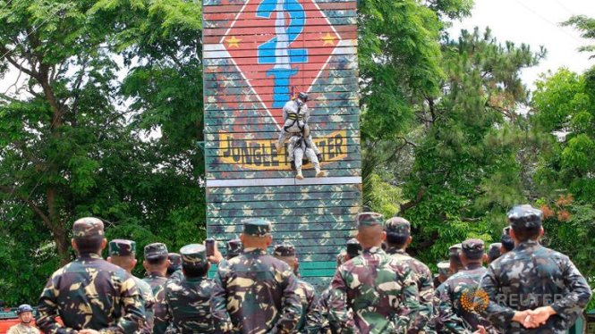Binh lính Philippines đang theo dõi Lực lượng bảo vệ quốc gia Mỹ trình diễn kỹ năng trong cuộc tập trận chung Balikatan 2016 - Ảnh:Reuters