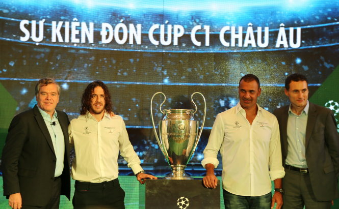 Gullit (thứ hai từ phải qua) và Puyol (thứ hai từ trái qua) trong cuộc họp báo - Ảnh: H.Đ.