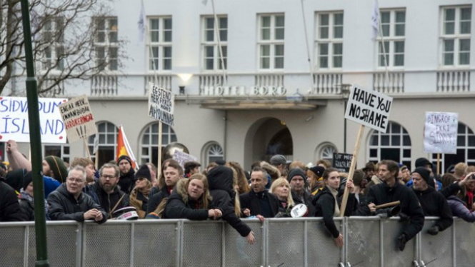 Người dân Iceland biểu tình bên ngoài tòa nhà quốc hội ở Reykjavik - Ảnh:AFP
