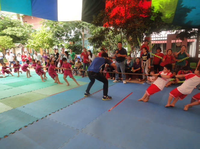 Sân chơi tại hội thi thể thao mầm non ở quận Tân Phú (TP.HCM) được lót xốp để bảo vệ an toàn cho trẻ tham gia - Ảnh: Mỹ Dung