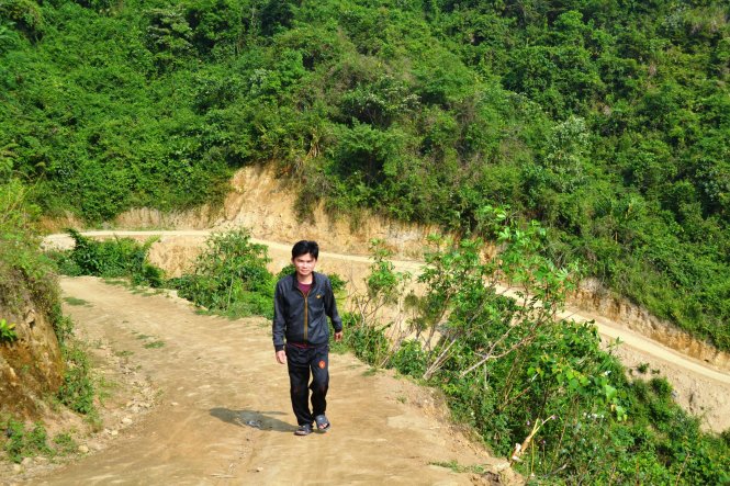 Anh Quang trên con đường mới mở từ trung tâm xã Trà Vinh vào các thôn 3, 4 - Ảnh: Lê Trung